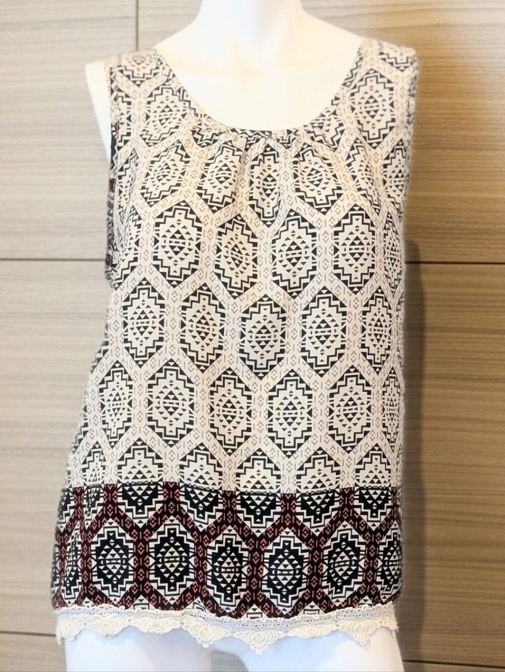Papaya Sleeveless Geometric Lace-Hem Tank Top - Black & Cream